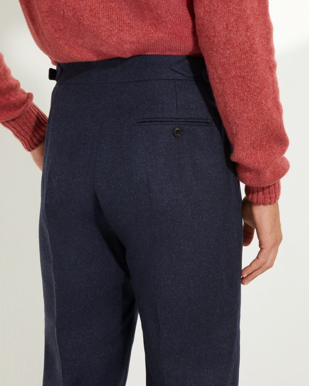 Détail des poches arrière du pantalon en flanelle marine Scavini.