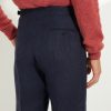 Détail des poches arrière du pantalon en flanelle marine Scavini.