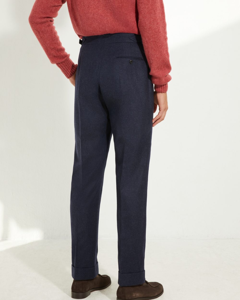 Pantalon en flanelle marine Scavini, coupe une pince, vue de dos.