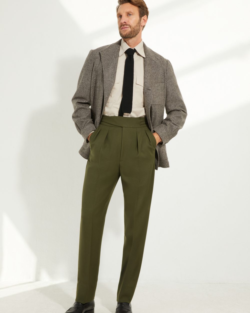 Look complet Scavini : pantalon Gurkha en cavalry twill vert, veste Teba, chemise et cravate en tricot.