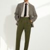 Look complet Scavini : pantalon Gurkha en cavalry twill vert, veste Teba, chemise et cravate en tricot.