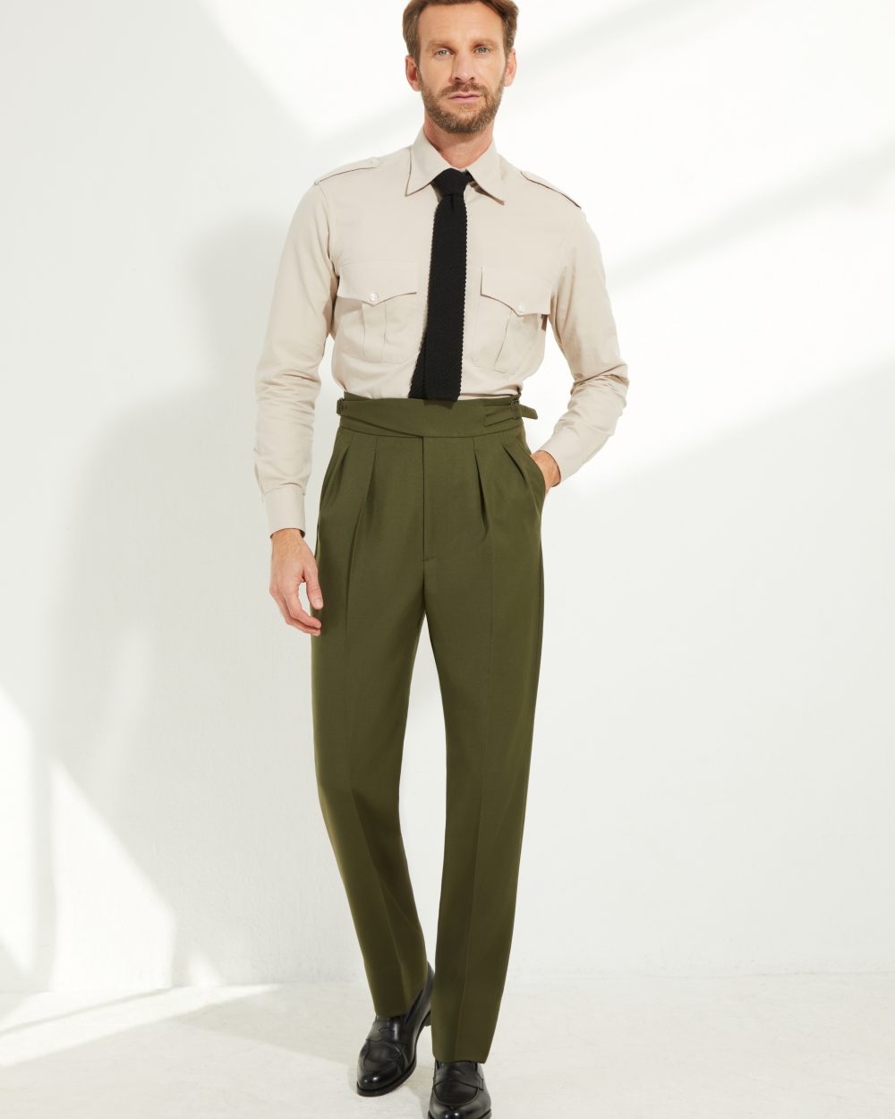 Pantalon Gurkha en cavalry twill vert Scavini porté avec chemise et cravate.
