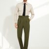 Pantalon Gurkha en cavalry twill vert Scavini porté avec chemise et cravate.