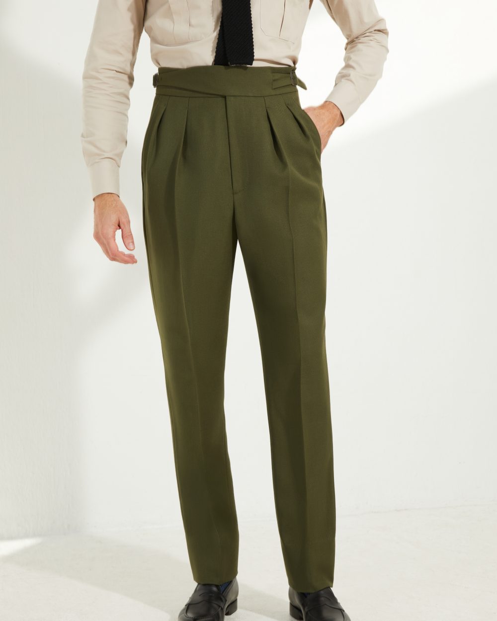Pantalon Gurkha en cavalry twill vert Scavini, vue de face complète.