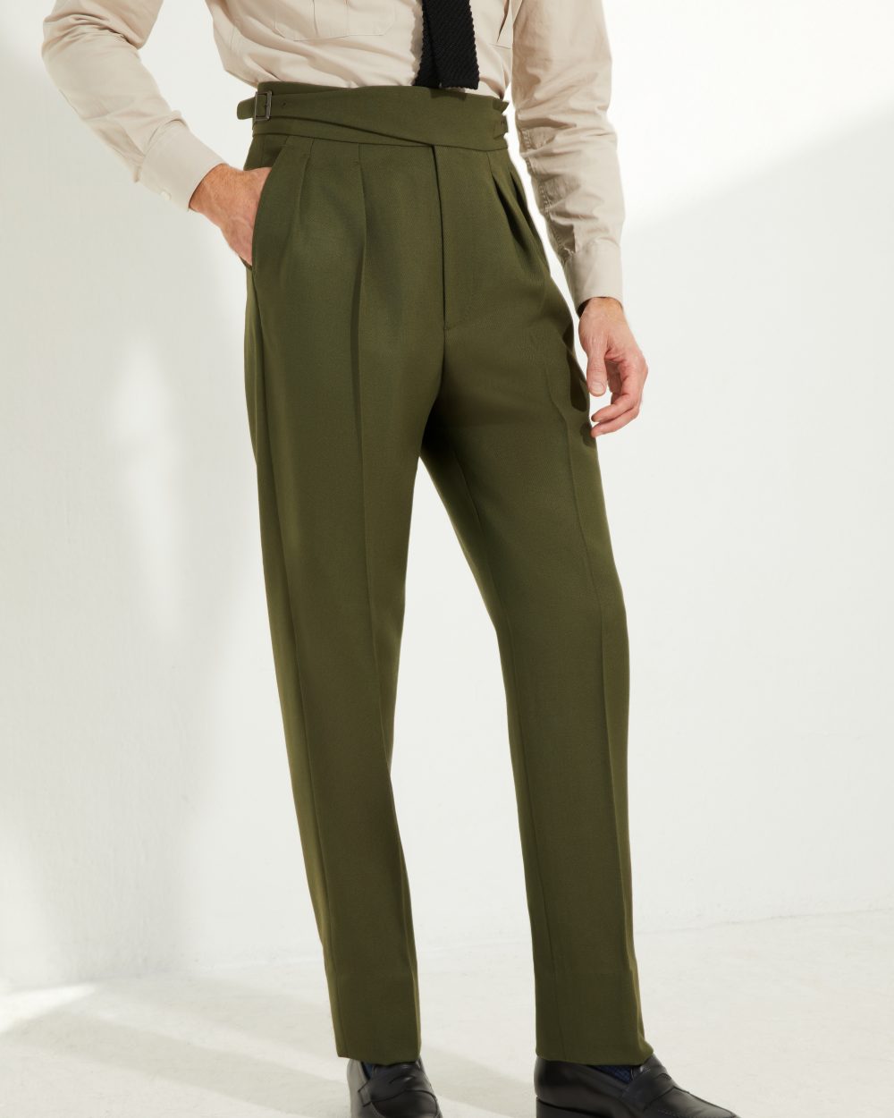 Pantalon Gurkha en cavalry twill vert Scavini, vue de face trois quarts.