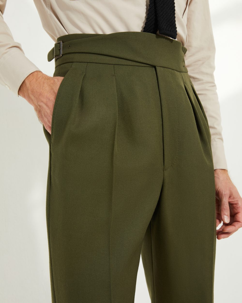 Détails avant du pantalon Gurkha en cavalry twill vert Scavini.