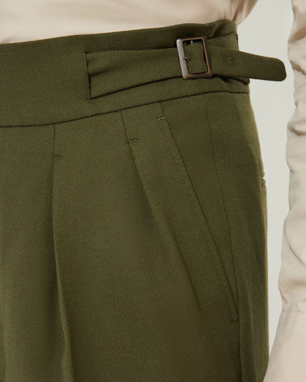 Détail des pinces et des boucles du pantalon Gurkha en cavalry twill vert Scavini.