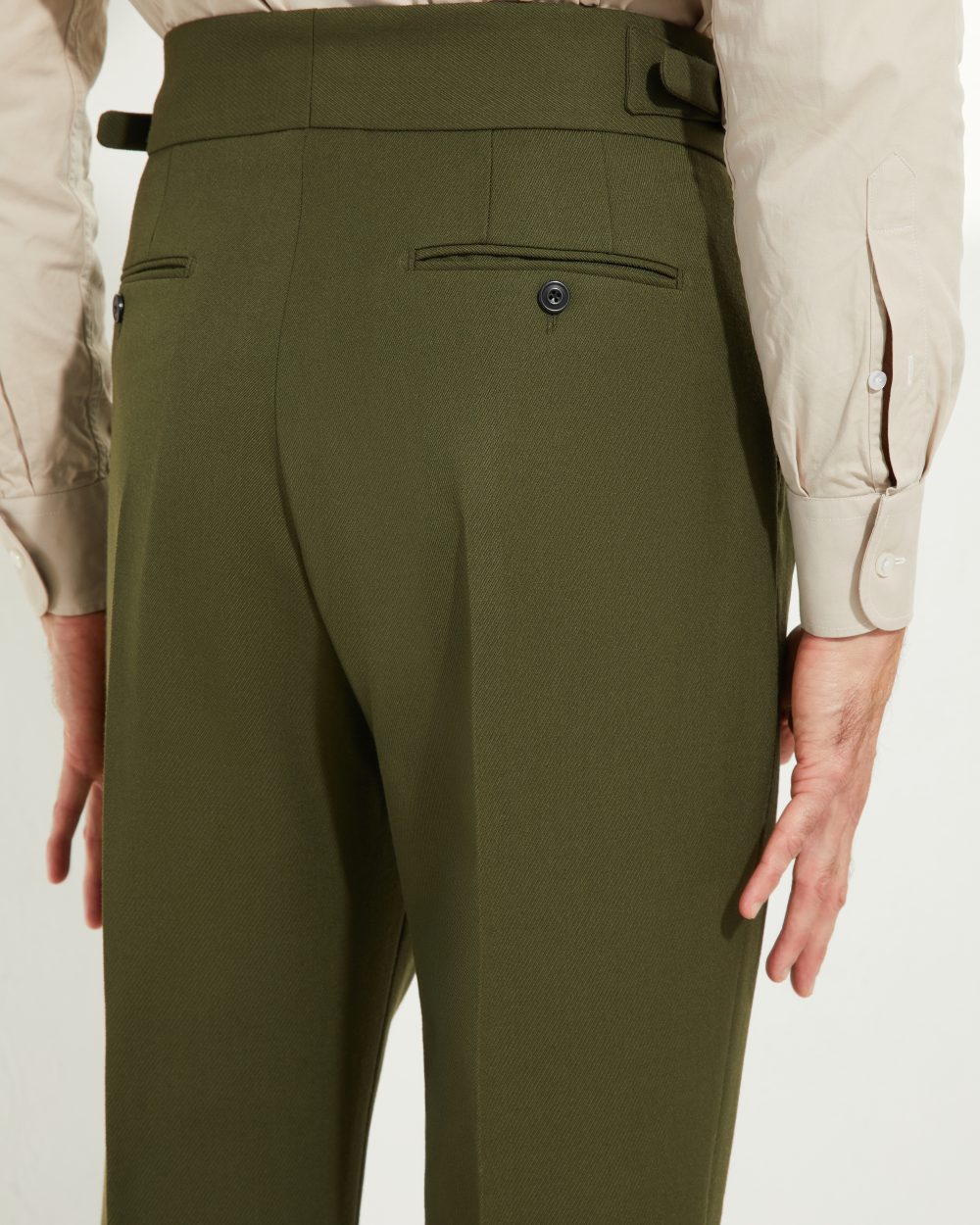 Détail des poches arrière du pantalon Gurkha en cavalry twill vert Scavini.