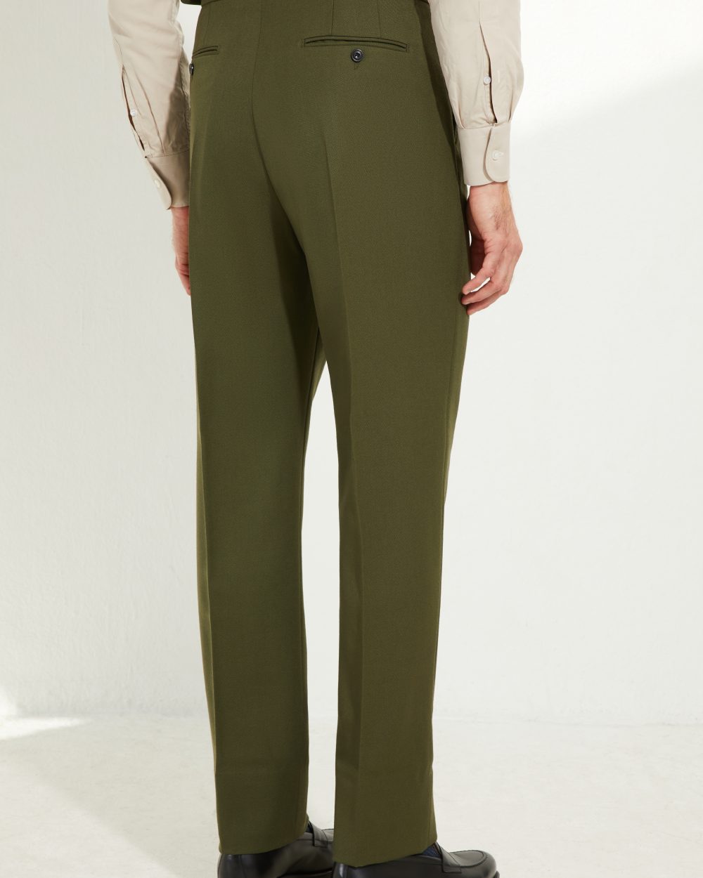 Pantalon Gurkha en cavalry twill vert Scavini, vue de dos complète.