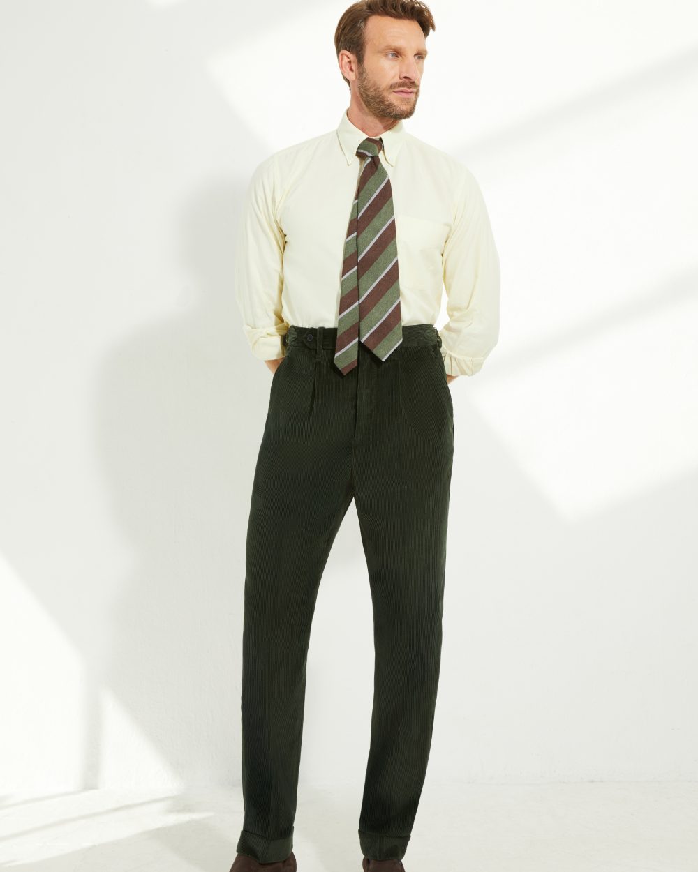 Look Scavini avec pantalon velours vert, chemise Oxford et cravate en cachemire.