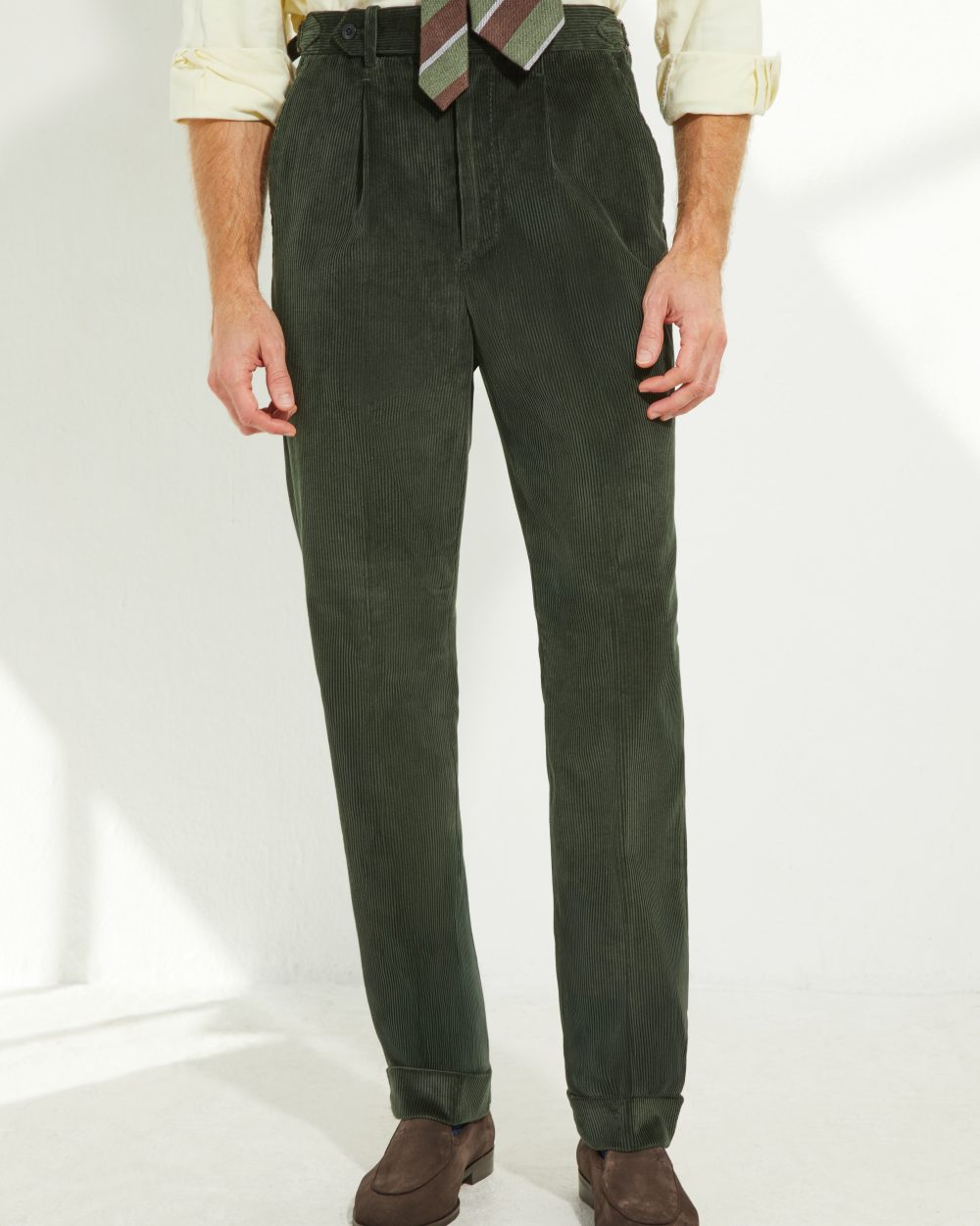 Pantalon en velours côtelé vert Scavini, coupe une pince, vue de face.