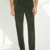 Pantalon en velours côtelé vert Scavini, coupe une pince, vue de face.