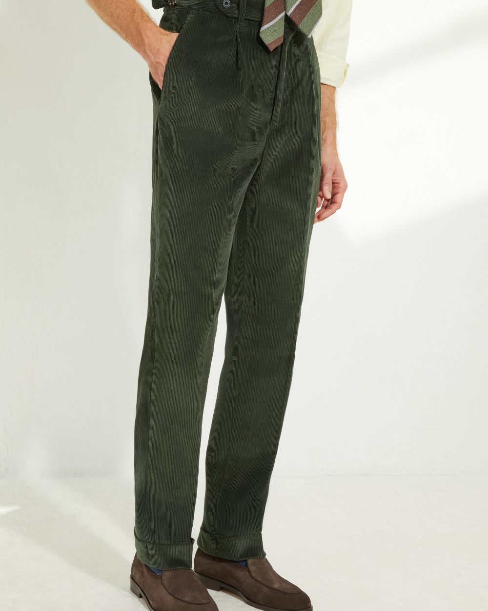 Pantalon en velours côtelé vert Scavini, vue 3/4.