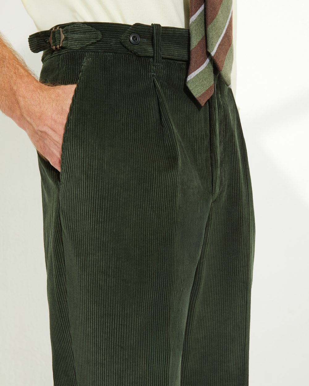 Détail de la pince avant du pantalon en velours côtelé vert Scavini.