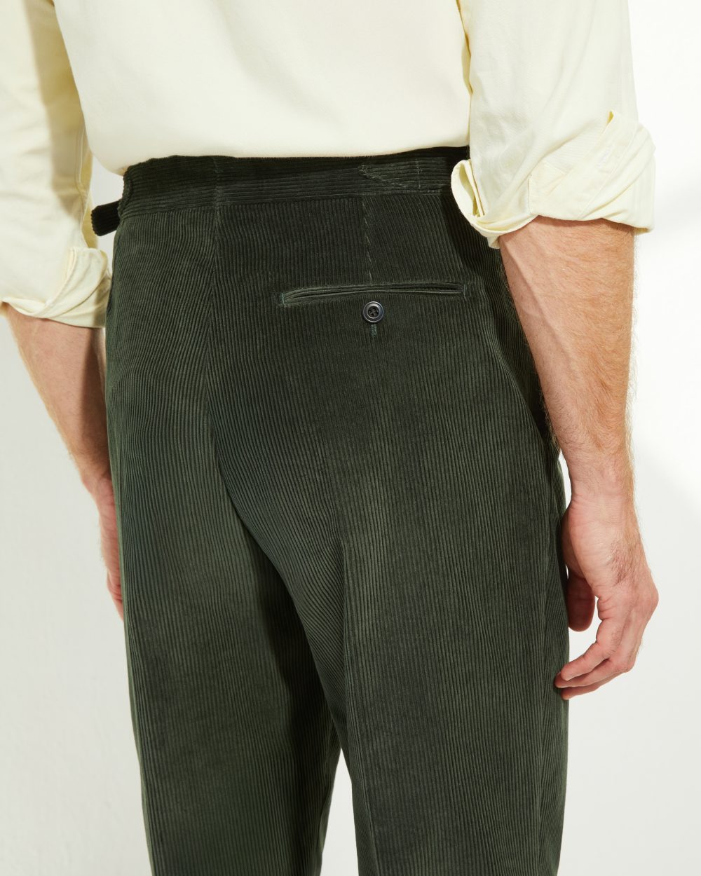 Détail des poches arrière du pantalon en velours côtelé vert Scavini.