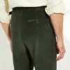 Détail des poches arrière du pantalon en velours côtelé vert Scavini.