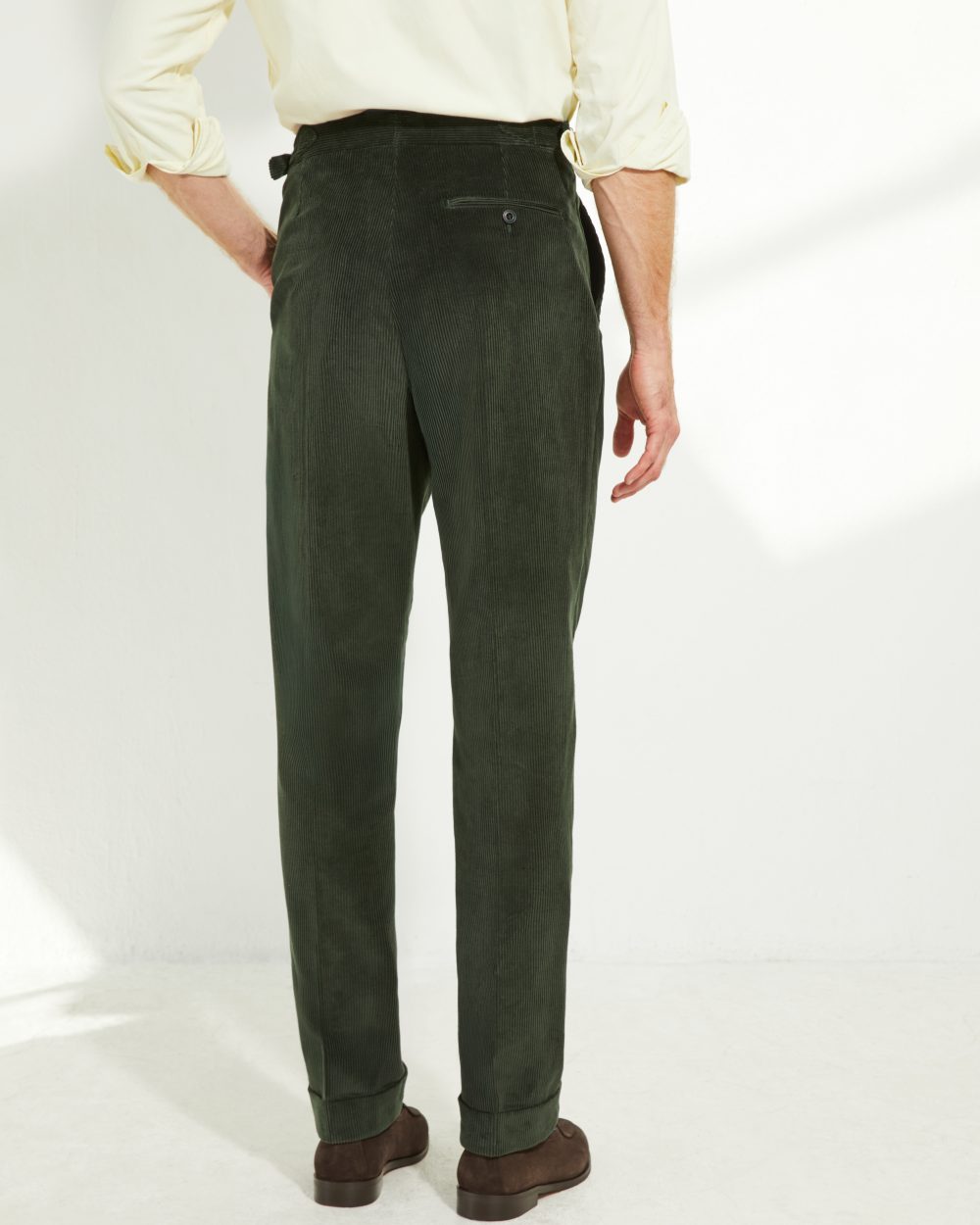 Pantalon en velours côtelé vert Scavini, coupe une pince, vue de dos.