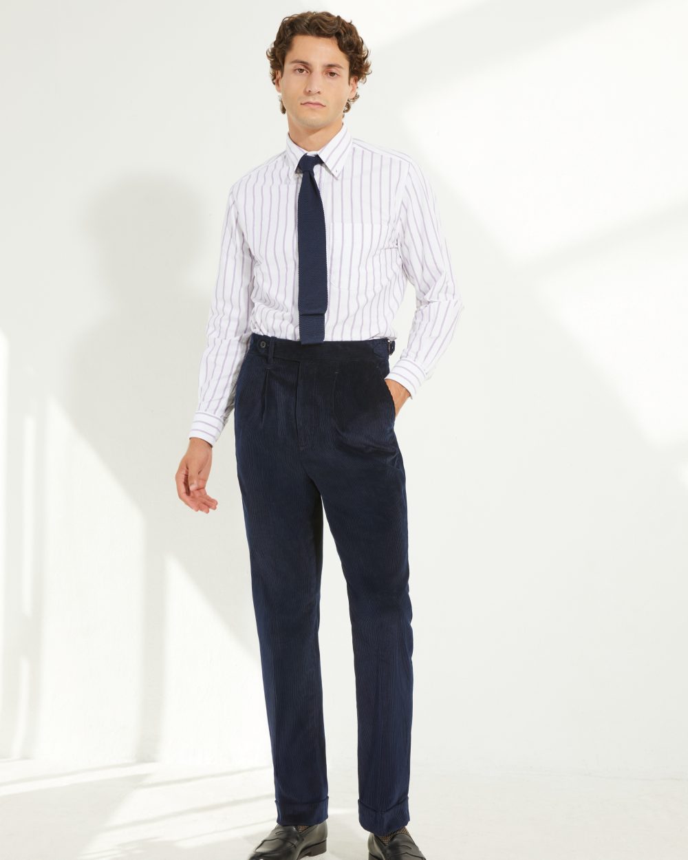 Look Scavini avec pantalon velours bleu marine, chemise et cravate.