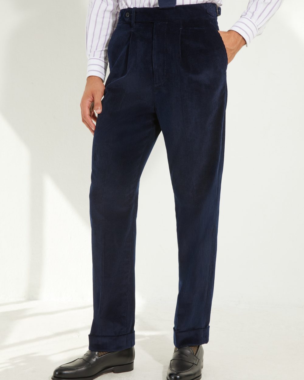 Pantalon une pince en velours côtelé bleu marine Scavini, vue de face.