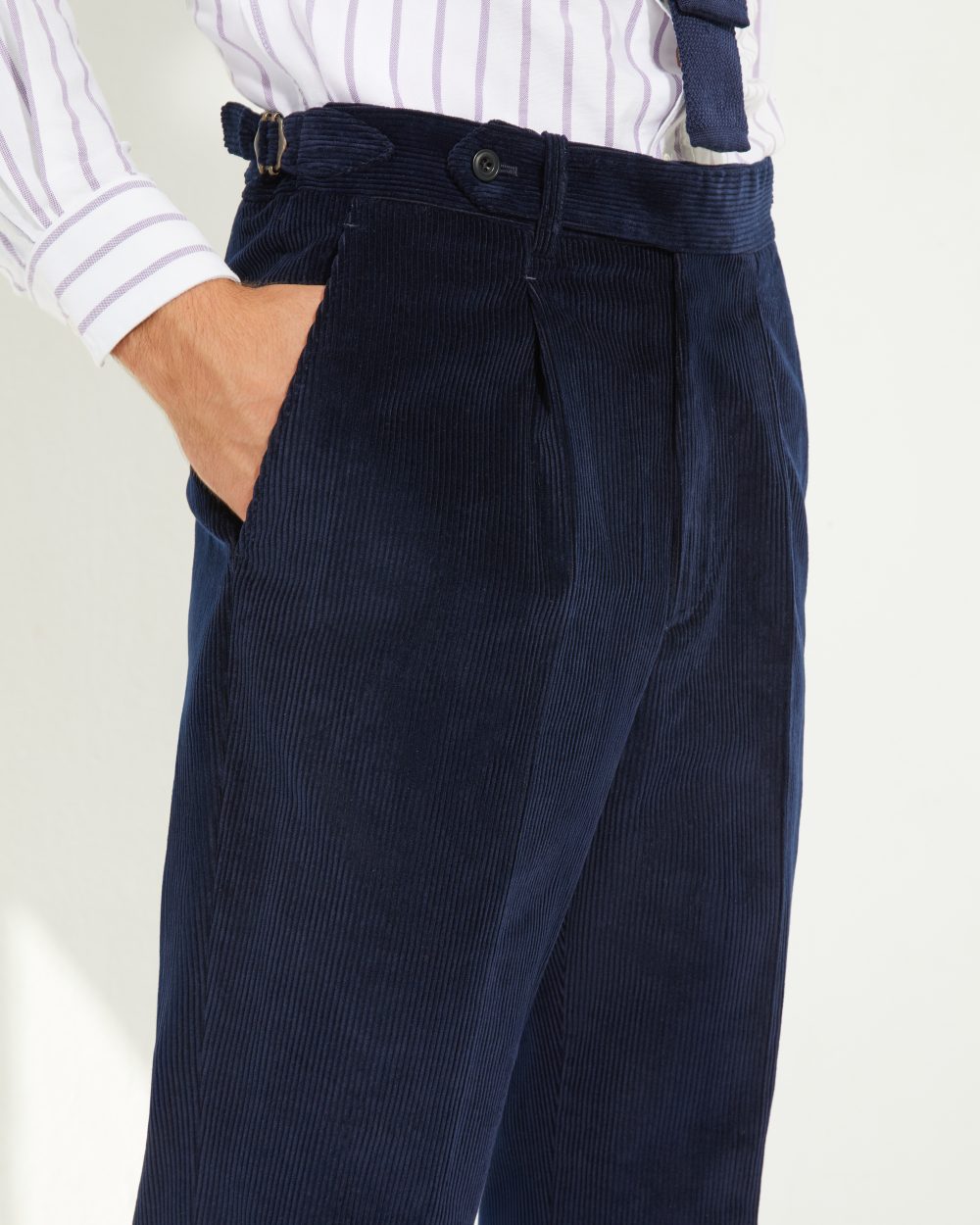 Détail de la pince avant du pantalon en velours côtelé bleu marine Scavini.