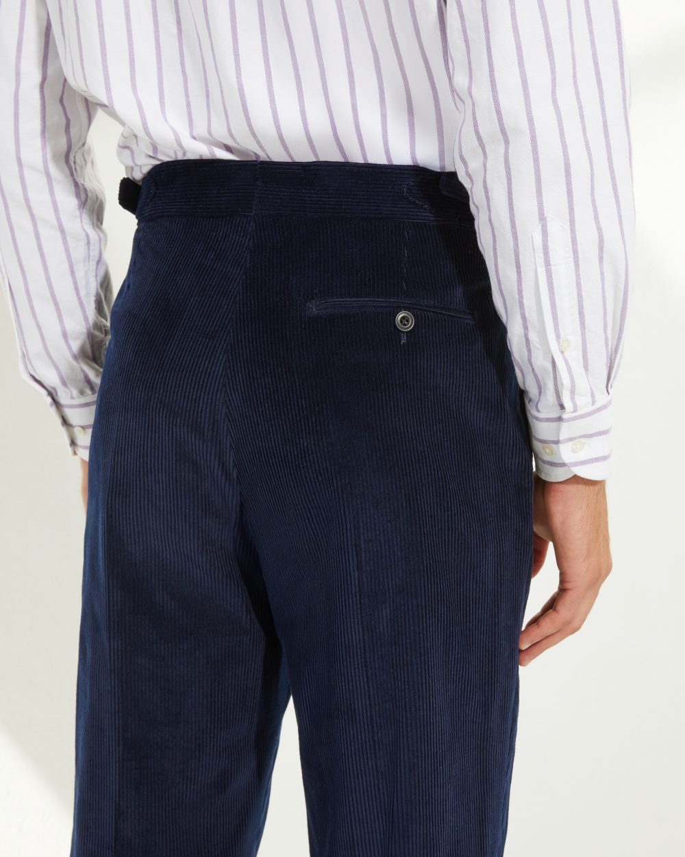 Détail des poches arrière du pantalon en velours côtelé bleu marine Scavini.