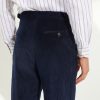 Détail des poches arrière du pantalon en velours côtelé bleu marine Scavini.