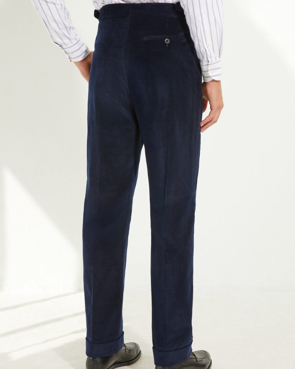 Pantalon une pince en velours côtelé bleu marine Scavini, vue de dos.