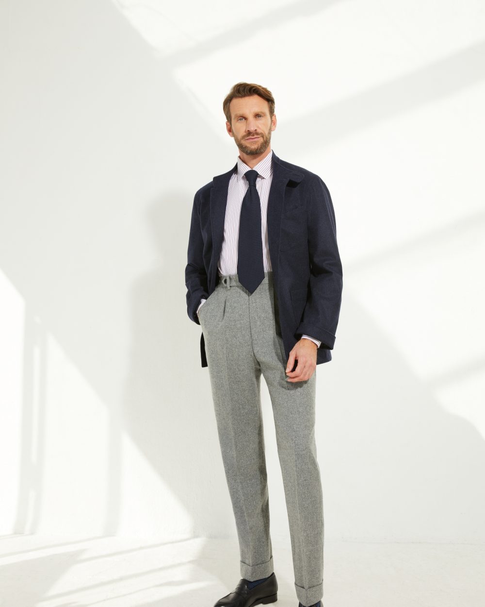 Vue de trois-quarts du look complet Scavini avec pantalon flanelle grise.