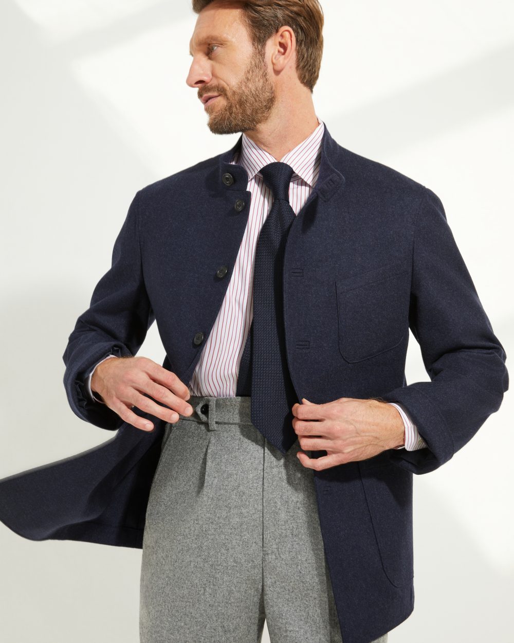 Look Scavini avec pantalon flanelle grise et veste Maubourg bleu marine en flanelle.