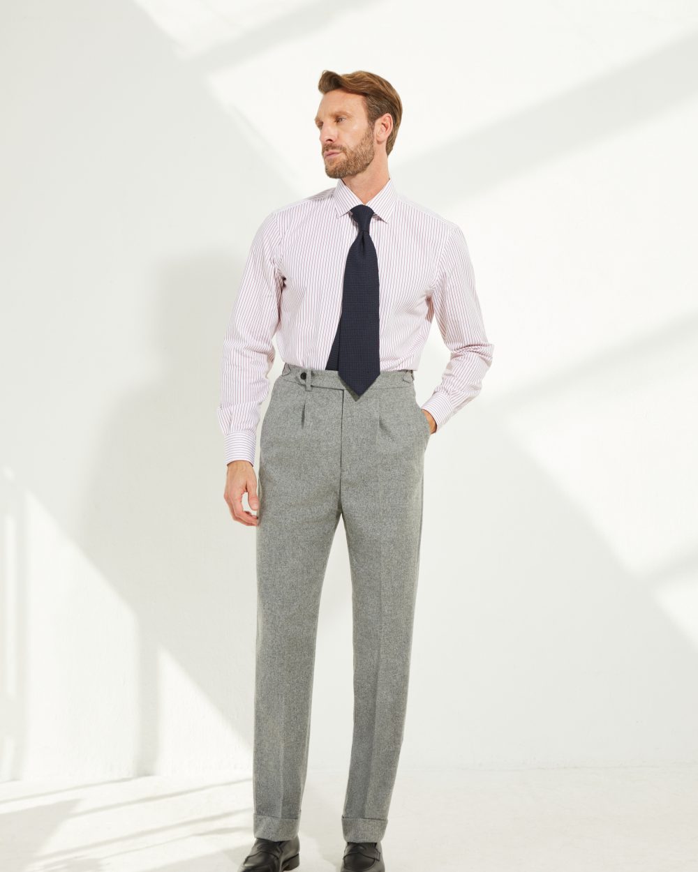 Look Scavini avec pantalon flanelle grise, chemise blanche et cravate grenadine.