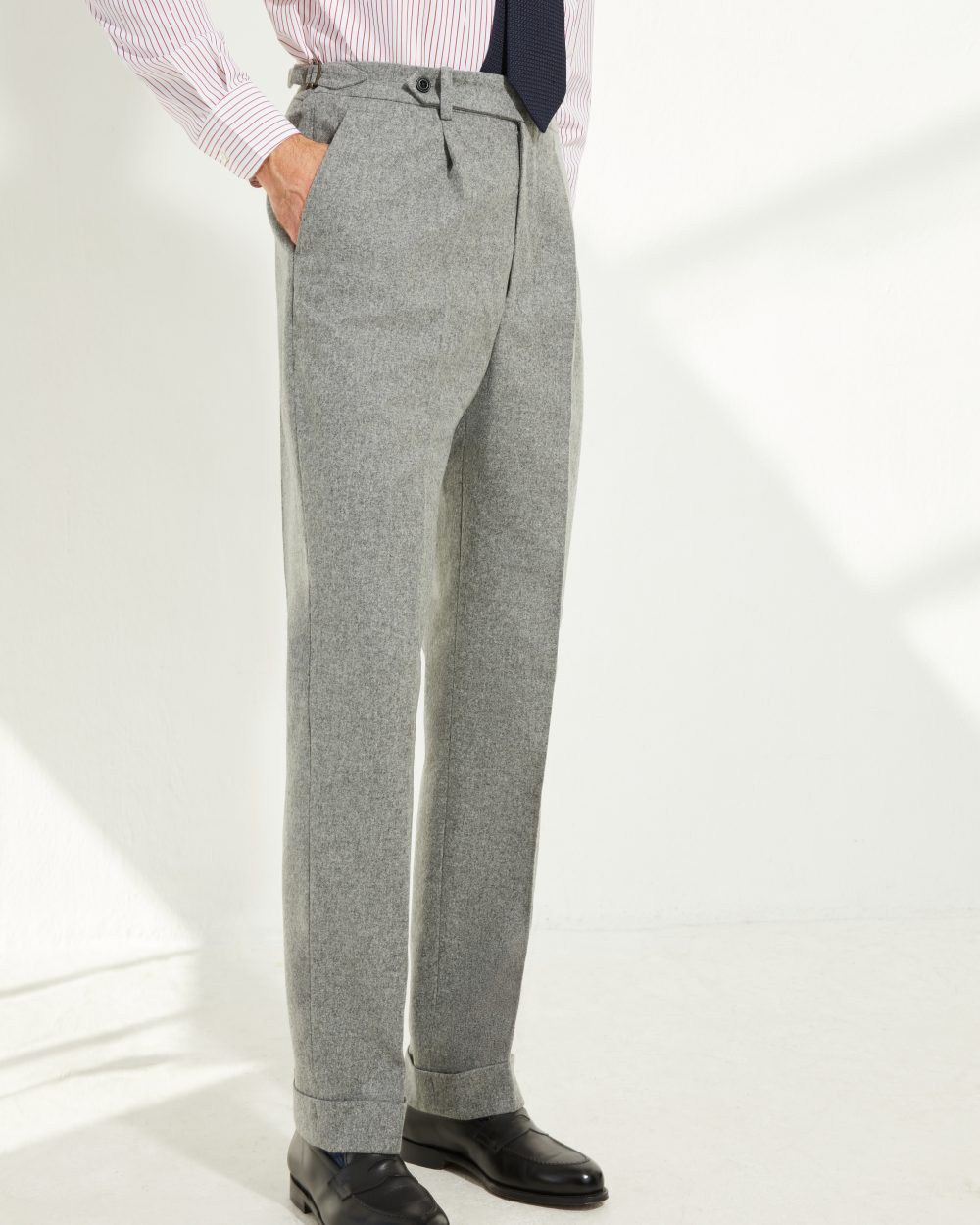 Détail avant des pinces du pantalon en flanelle grise Scavini.