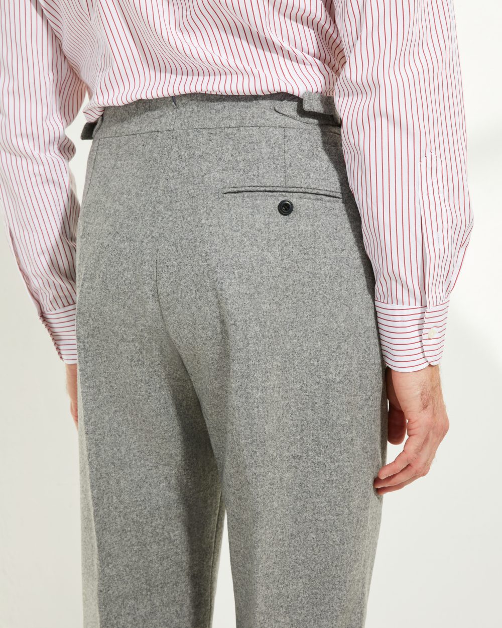 Détail des poches arrière du pantalon en flanelle grise Scavini.
