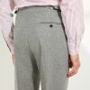Détail des poches arrière du pantalon en flanelle grise Scavini.