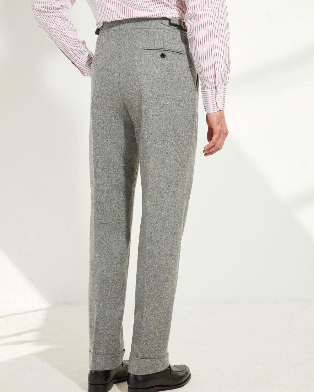 Pantalon une pince en flanelle grise Scavini, vue de dos.