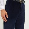 Détail des passants de ceinture du pantalon coupe classique en velours côtelé marine Scavini, porté avec ceinture en cuir noir.