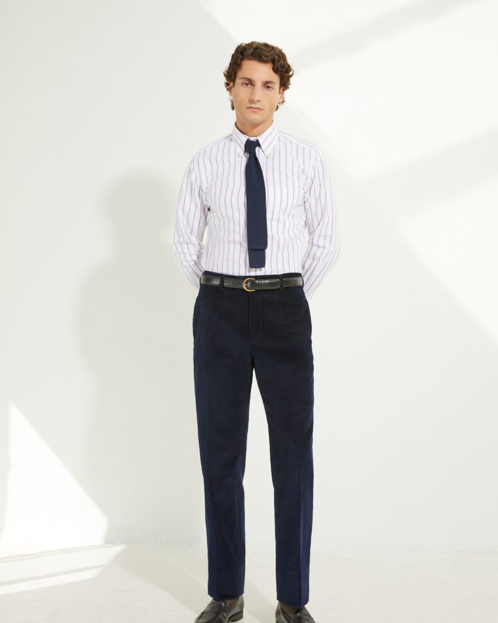 Look complet avec pantalon coupe classique en velours côtelé marine Scavini, chemise Oxford, cravate en tricot et mocassins Nicodème Septième Largeur.