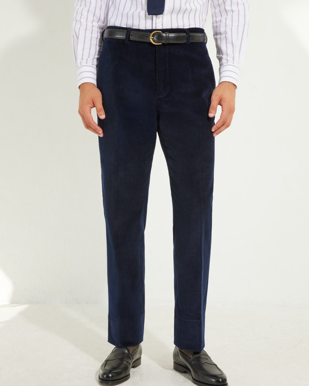 Pantalon coupe classique en velours côtelé marine Scavini, porté avec mocassins Nicodème Septième Largeur.