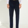 Pantalon coupe classique en velours côtelé marine Scavini, porté avec mocassins Nicodème Septième Largeur.