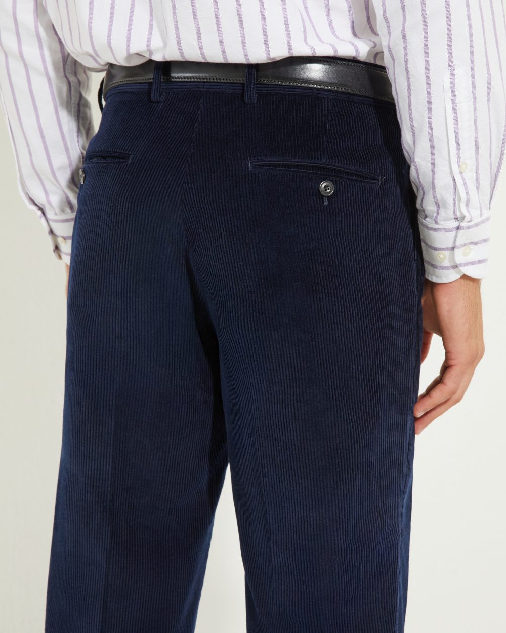 Détail des poches arrière du pantalon coupe classique en velours côtelé marine Scavini.