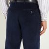 Détail des poches arrière du pantalon coupe classique en velours côtelé marine Scavini.