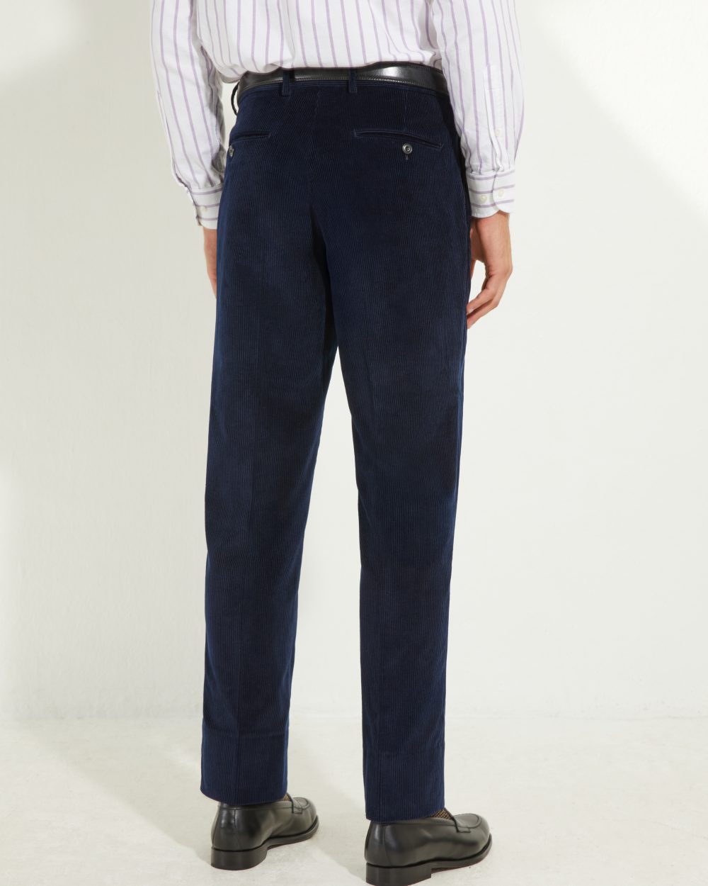 Vue de dos du pantalon coupe classique en velours côtelé marine Scavini.