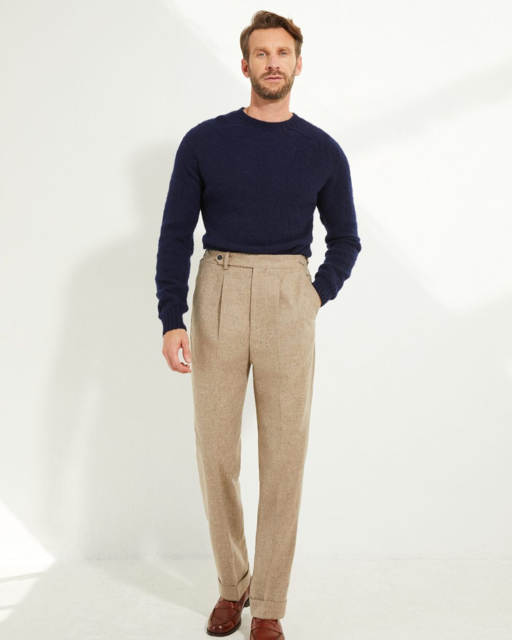 Pantalon en flanelle beige Scavini porté avec un pull Shaggy en laine écossaise.