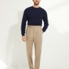 Pantalon en flanelle beige Scavini porté avec un pull Shaggy en laine écossaise.