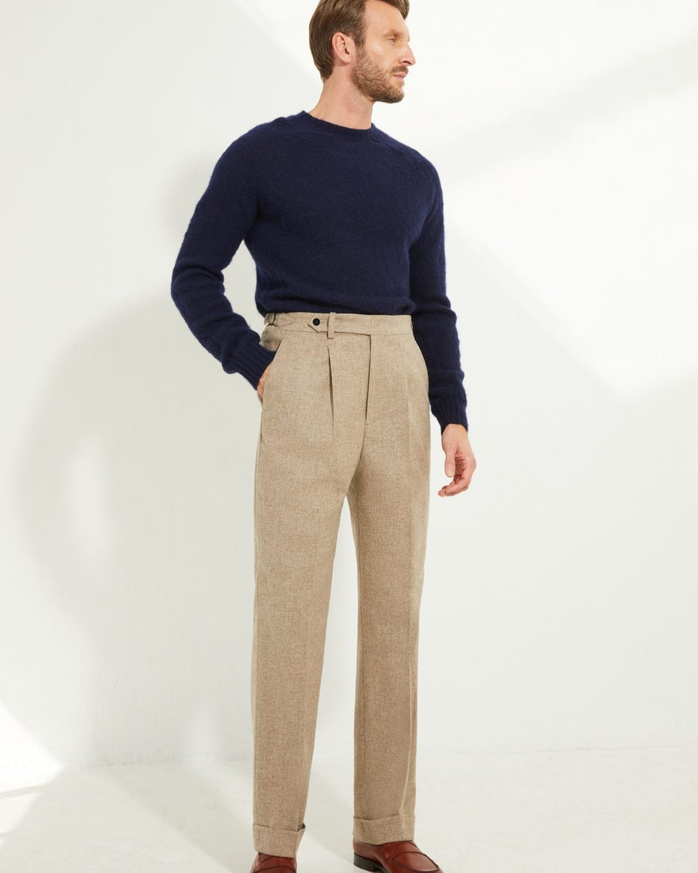 Pantalon en flanelle beige Scavini, vue trois quarts avant.