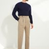 Pantalon en flanelle beige Scavini, vue trois quarts avant.