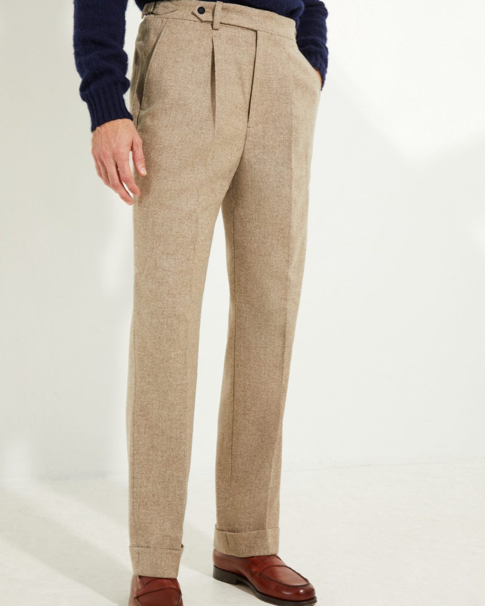 Pantalon en flanelle beige Scavini, vue de face complète.
