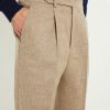 Détail pince avant et ajusteurs latéraux du pantalon en flanelle beige Scavini.