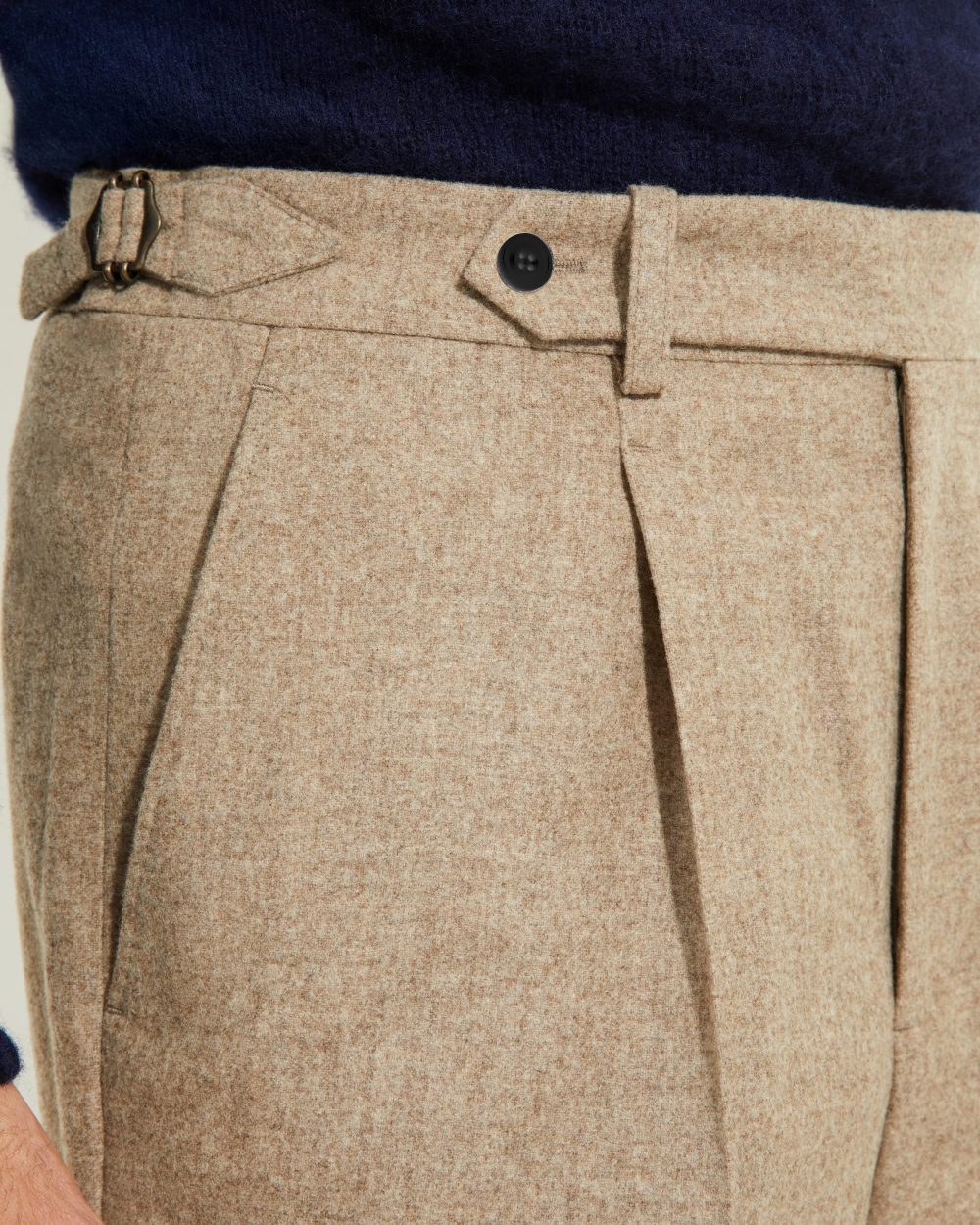 Détail pince avant du pantalon en flanelle beige Scavini.
