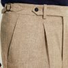 Détail pince avant du pantalon en flanelle beige Scavini.