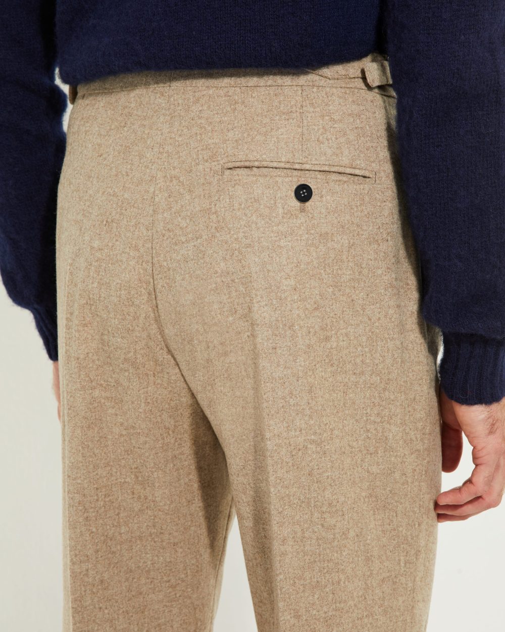 Détail des poches arrière passepoilées du pantalon en flanelle beige Scavini.